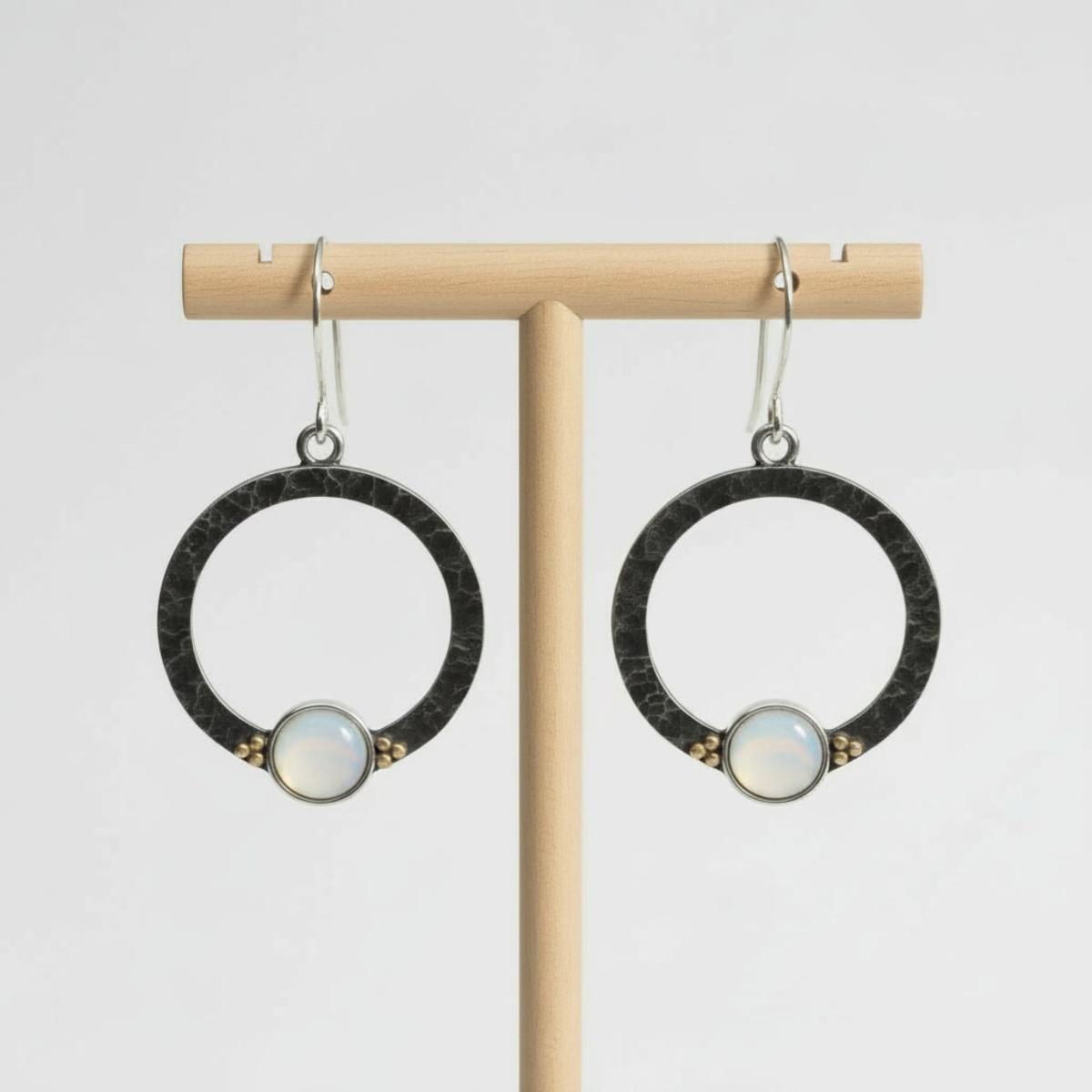 Runde Silber Ohrhänger mit Perlmuttstein und kleinen Goldpunkten